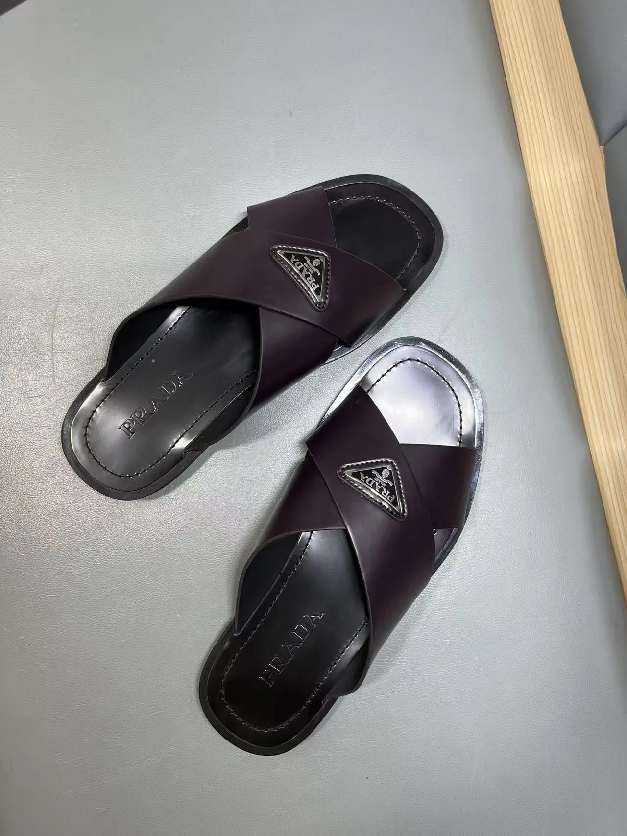 340💰PRADA Prada’s latest slippers are synchronized with the official website. This slipper is made of the brand’s unique and iconic Saffiano leather. The brand logo jumps out from the double straps, and the brand style is clearly visible. Cowhide gives men elegant charm and functional design, making it an ideal choice for vacation and leisure. Size:38-45